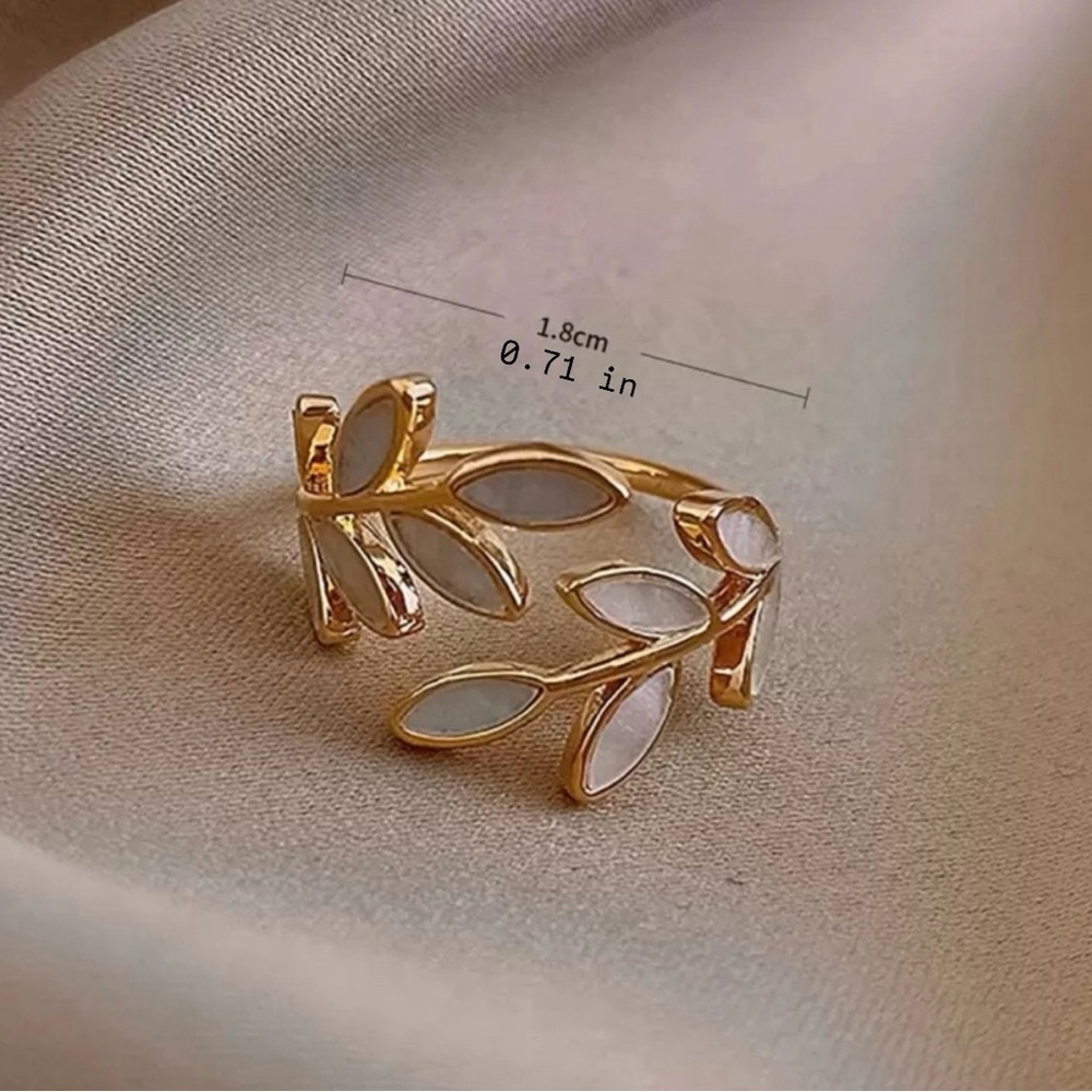 Elegant Gold Leaf Ring - Picture 3 of 8